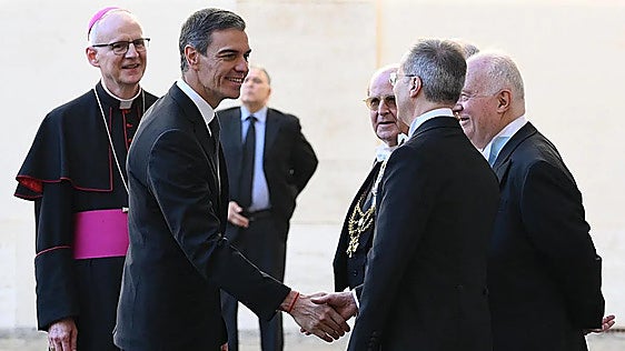 Spain's Prime Minister Pedro Sánchez shaking hands with Pope Leo XIV in the Vatican.