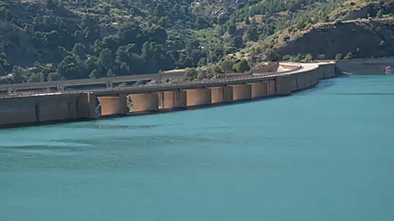 Melting snow in Sierra Nevada causes Rules dam to burst its banks for first time in 16 years