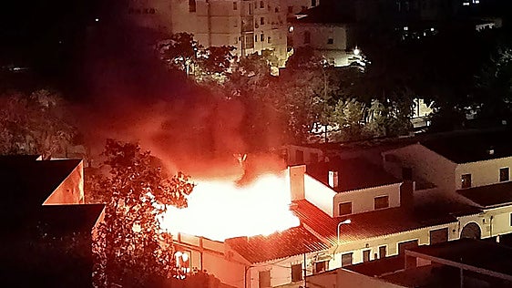 Malaga 112: early morning fire demolishes house