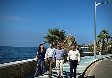 The President of the Diputación de Granada, Francis Rodríguez, together with the Mayor of Almuñécar, Juanjo Ruiz Joya, has visited the Paseo de Cotobro.