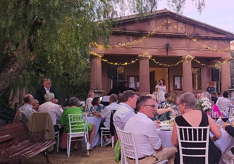 Imagen principal - Malaga fundraiser held in English Cemetery gardens for St George’s Church restoration