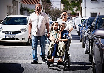 Eva Cruzado taking her mother for a walk, accompanied by her husband and daughter, in Malaga.