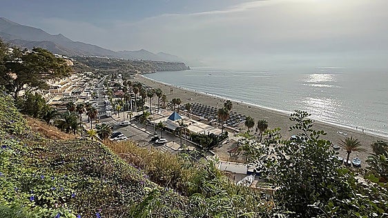 Lifeguards and beachgoers save life of British tourist following heart attack on Costa del Sol beach