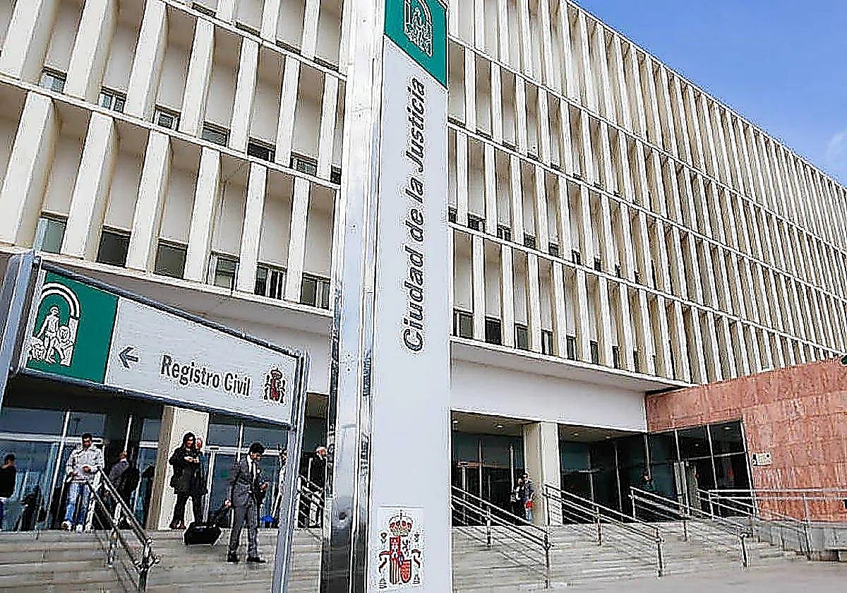 Malaga mother sentenced for forcing daughter to wait on the balcony while she engaged in prostitution