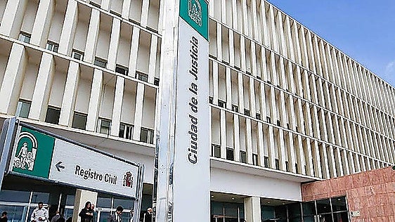 Malaga mother sentenced for forcing daughter to wait on the balcony while she engaged in prostitution