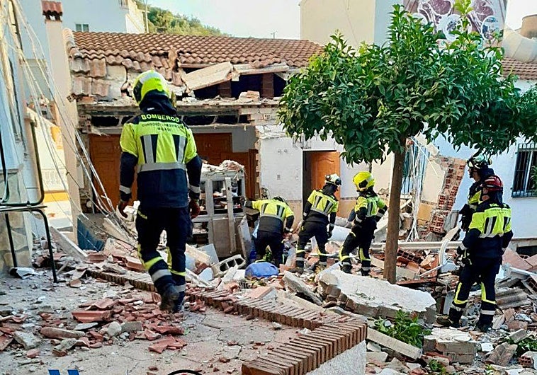 Imagen principal - Tres imágenes de los daños en el Mesón Morisco de Sayalonga.