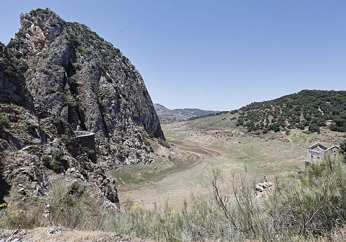 The dry dam.