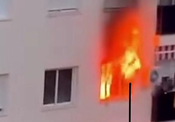 Two people hospitalised after early-morning fire at a house in Marbella