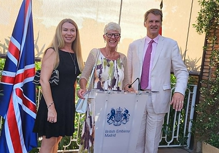 Imagen principal - Sue with former British Ambassador in Spain Hugh Elliott and Lisa Burton, Bremain VC; at a national Rejoin march in London; with Terry Reintke MEP at the European Parliament