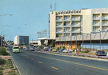 Archive photo of the Tres Carabelas hotel in Torremolinos, next to the old N-340 motorway.