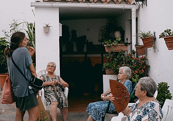 The artist Isabel Bonafé talks to local women.