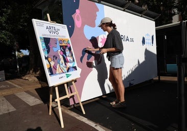 The illustrator Isa Nieto will be working on the mural in the Alameda until Thursday.