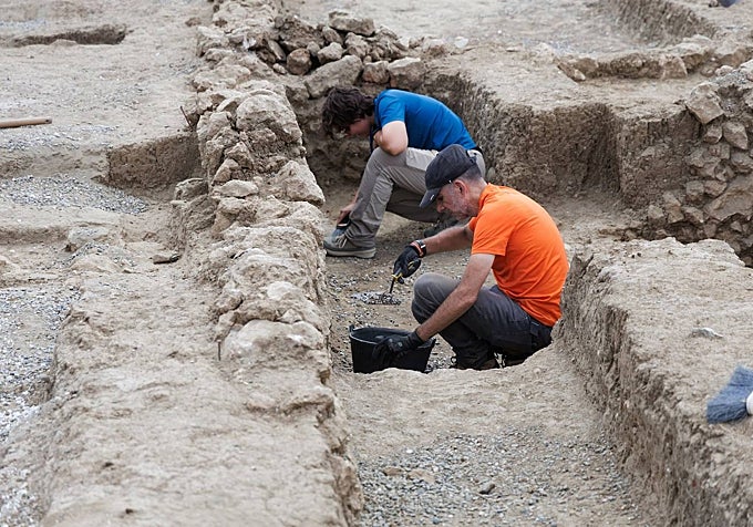 All the material recovered during the excavation is processed and analysed.