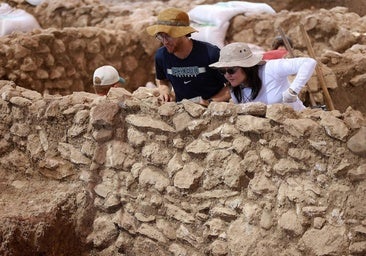 Jeff Cumonow and an American student, in the large multi-purpose building excavated in Sector 13.