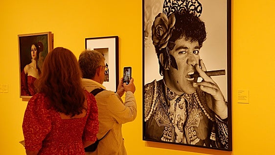 Almodóvar drops into the Thyssen Museum to prove that ‘Spain is different’