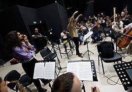 Israel Fernández and Lela Soto are rehearsing a duet, under the direction of Tete Leal