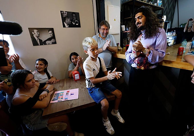 Little Juan Pedro sings alongside Israel Fernández in the ELCAMM café.