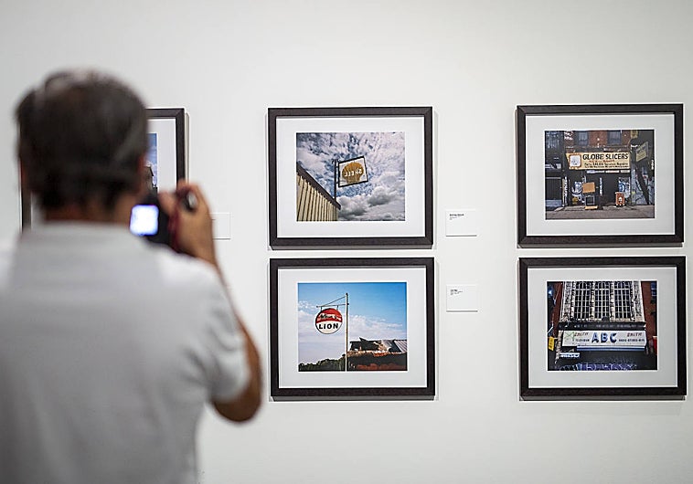 Imagen principal - Some of the photos on display at MEET, together with a photo of the author.