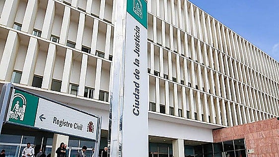 Malaga court orders insurer to pay €41,000 after clinic delay leaves patient blind in one eye