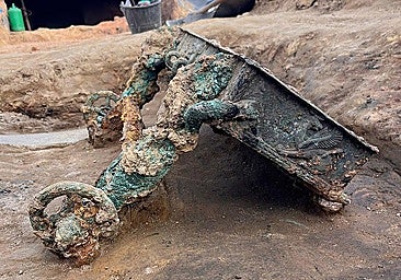 Archaeologists have unearthed the bronze chariot at the Tartessian site of Casas del Turuñuelo.