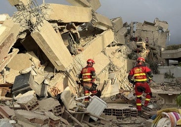 Members of the UME among the ruins of one of the collapsed buildings in La Guaira