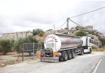 A tanker unloading water into one of the reservoirs in Valle de Abdalajís.