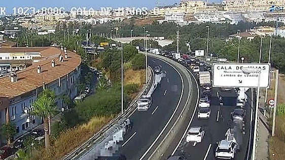 Lorry snags overhead power lines, causing traffic jams on the A-7 in Mijas