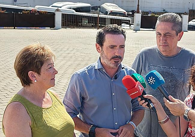 The secretary-general of the PP in Málaga, José Ramón Carmona, with his party’s local councillors Lucrecia López and Pedro Alcántara, in Frigiliana on Wednesday.