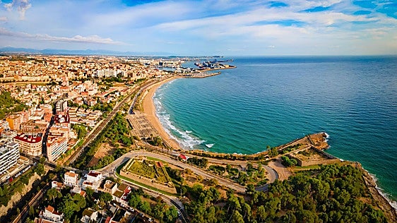 Sleeping man dies after being run over by cleaning vehicle on Catalan beach