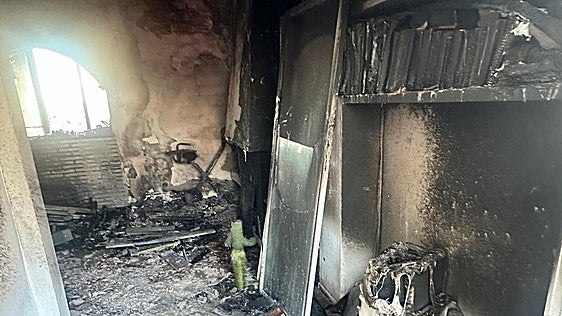 Two police officers injured and one woman suffers serious burns in Torremolinos penthouse fire