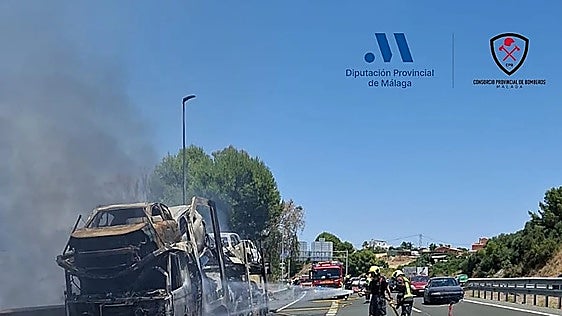 Stretch of AP-7 motorway in Estepona closes due to lorry fire