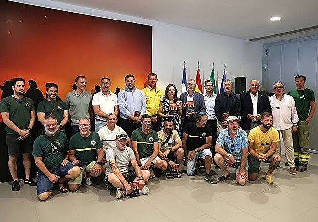 The authors, alongside members of the brigades and their commanders, at the exhibition.