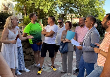 Juan Antonio Lara (2r) during Wednesday’s meeting with local residents.