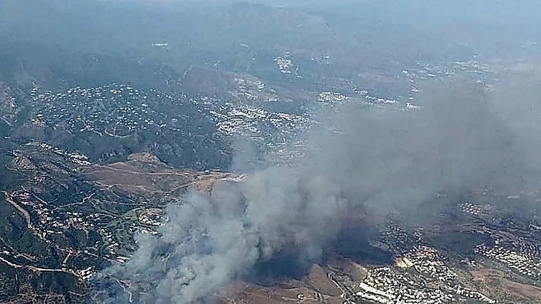 Malaga province fire forces precautionary evacuation of 1,000 people in Serranía de Ronda and closure of AP-7 motorway