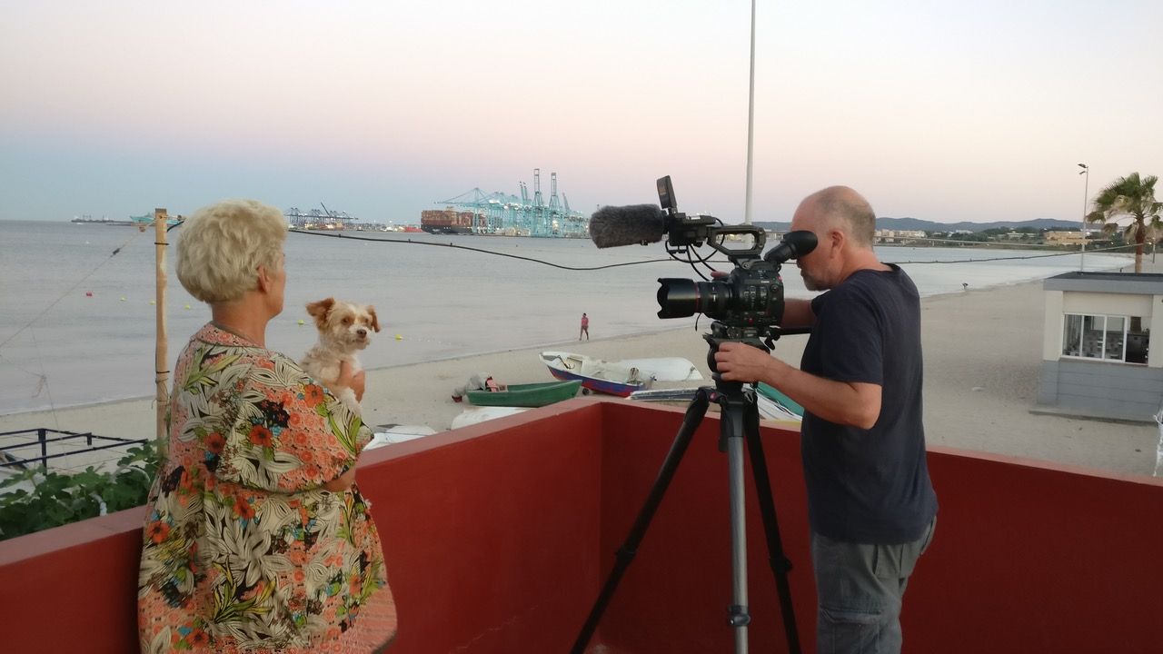 Imagen secundaria 1 - Man films his first documentary after visit to Los Barrios dog shelter
