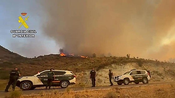 Guardia Civil search for possible victims among the burnt-out vehicles
