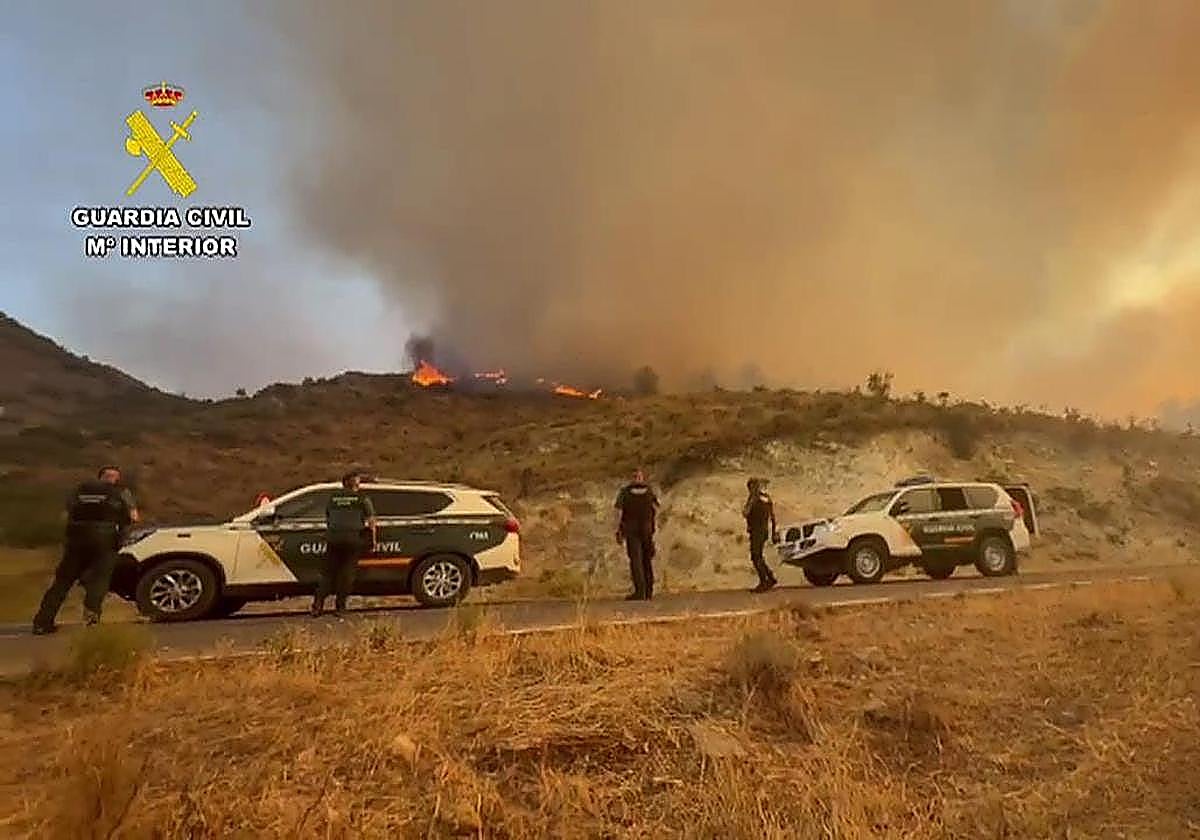 Guardia Civil search for possible victims among the burnt-out vehicles
