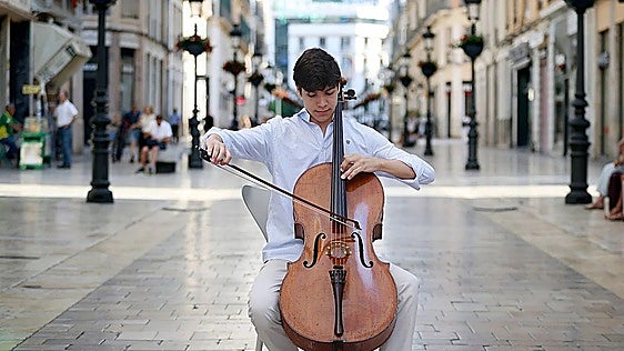 Álvaro Lozano playing his cello on Calle Larios in Malaga.