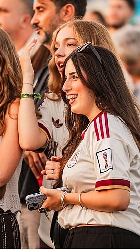 Imagen secundaria 2 - Crowd; Dellafuente; Spain fans smile as the country wins the match against Belgium