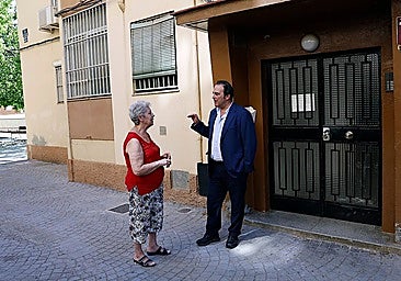 Property administrator Sergio Álvarez talking to Carmen Ruiz, former president of a homeowners' association in the Las Flores district.