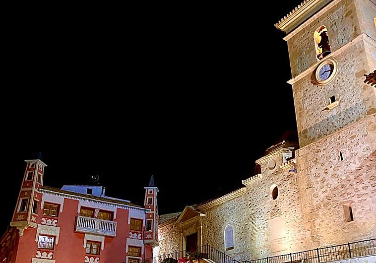 Imagen principal - Two neighbouring landmarks of Ulea: Eiffel House and the Church of San Bartolome.