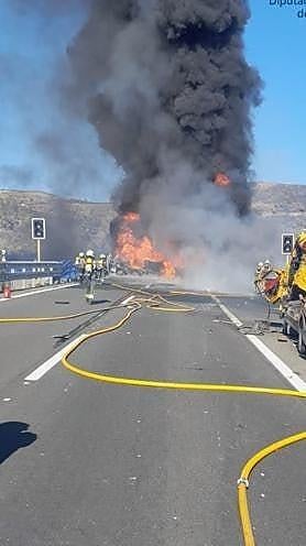 Imagen secundaria 2 - Malaga AP-7 motorway collision between several vehicles and subsequent fire kill two and seriously injure five