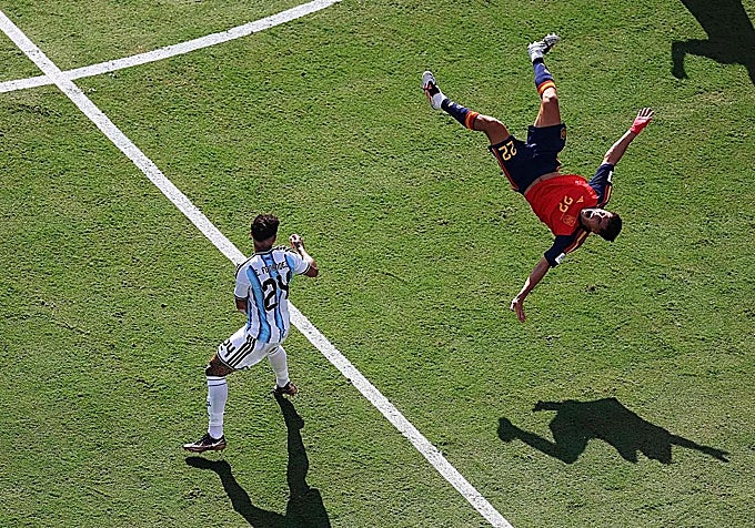Enzo Fernández's tackle on Pau Cubarsí earned him a second yellow card.