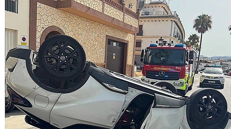 Malaga town collision between two vehicles overturns one car and injures one person