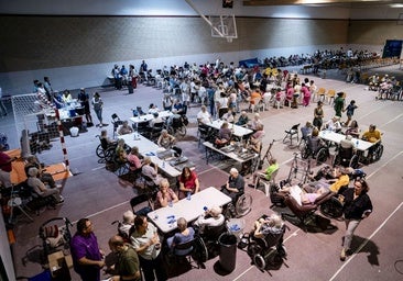 Several people displaced from Aldea del Fresno, at the Villamanta sports centre (Madrid) on Thursday.