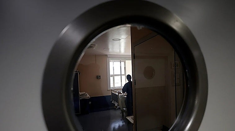 Andalusian healthcare will pay 47,250 euros for mistake that kept feeding tube in patient's colon for 64 days
