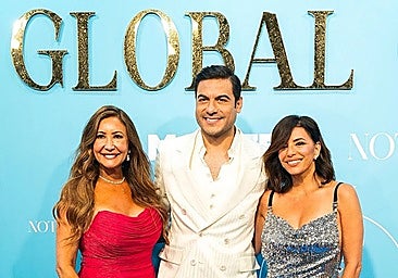 María Bravo and Eva Longoria alongside Mexican singer Carlos Rivera