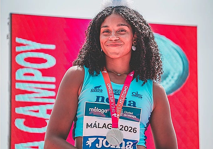 Naomey Ezenwa with her medal.