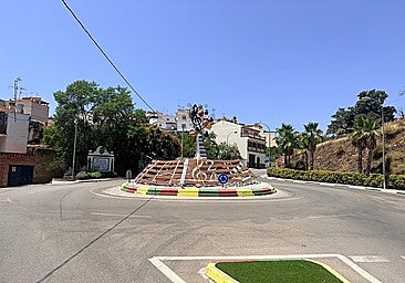 A picture of one of the roundabouts leading into the town centre of Benamocarra.