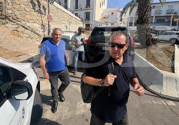 The mayor of Frigiliana, Alejandro Herrero, the deputy mayor, Antonio Manuel López, and the lawyer, on Monday as they left the court in Torrox.